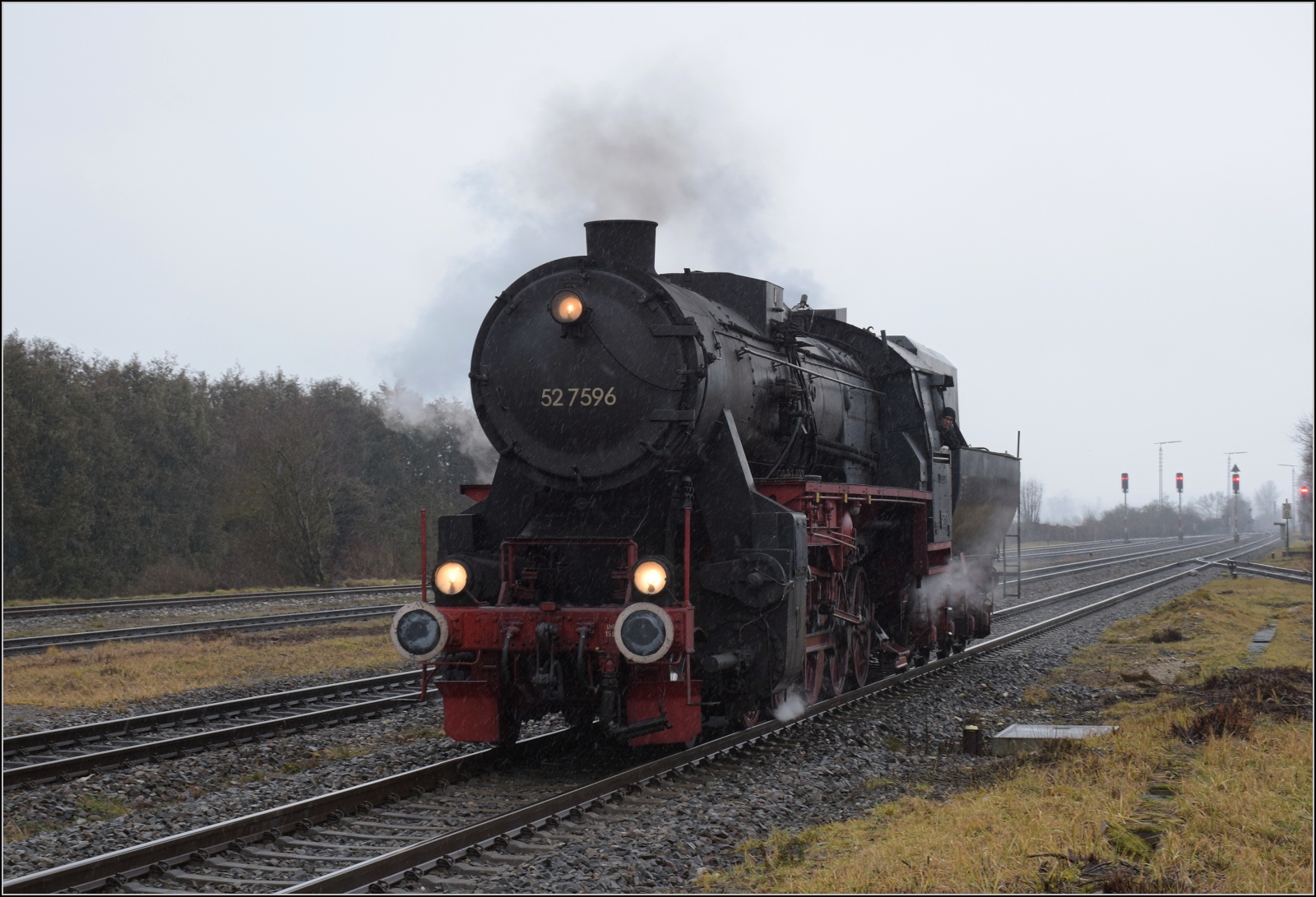 Dreikönigsfahrten 2024.

Einen Zuschlag für die Reisenden gab es mit einer Fluchtfahrt nach Herbertingen. 52 7596 umfährt vielbeachtet ihren Zug. Dort ging die Fahrt mit Kessel voraus zu Ende. Januar 2024.