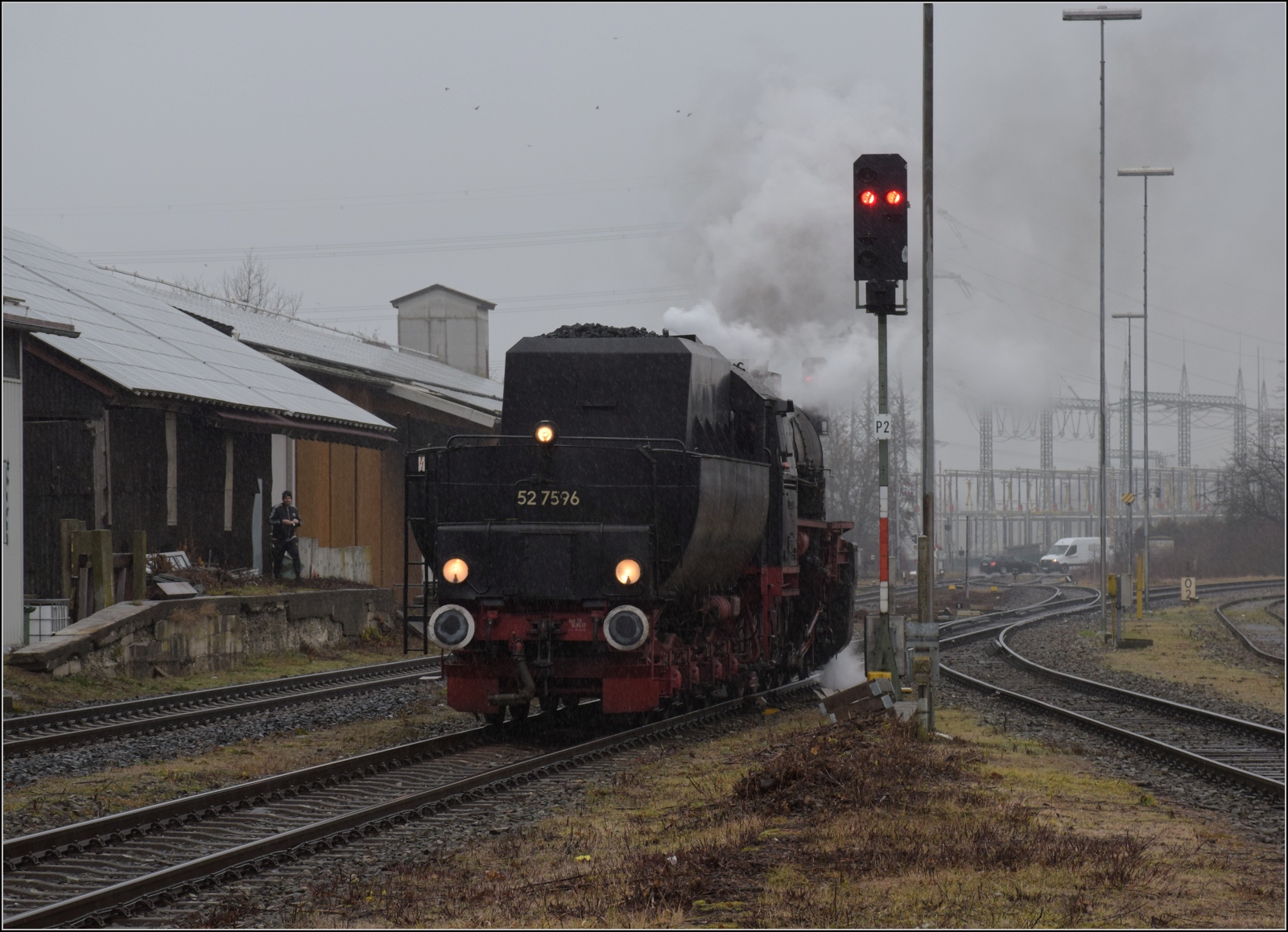 Dreikönigsfahrten 2024.

Einen Zuschlag für die Reisenden gab es mit einer Fluchtfahrt nach Herbertingen. 52 7596 umfährt vielbeachtet ihren Zug. Januar 2024.