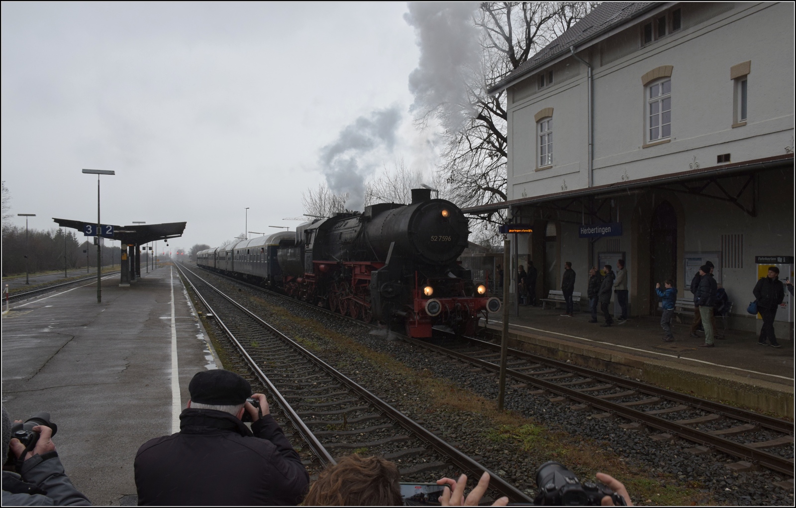 Dreikönigsfahrten 2024.

Einen Zuschlag für die Reisenden gab es mit einer Fluchtfahrt nach Herbertingen. 52 7596 umfährt vielbeachtet ihren Zug. Januar 2024.