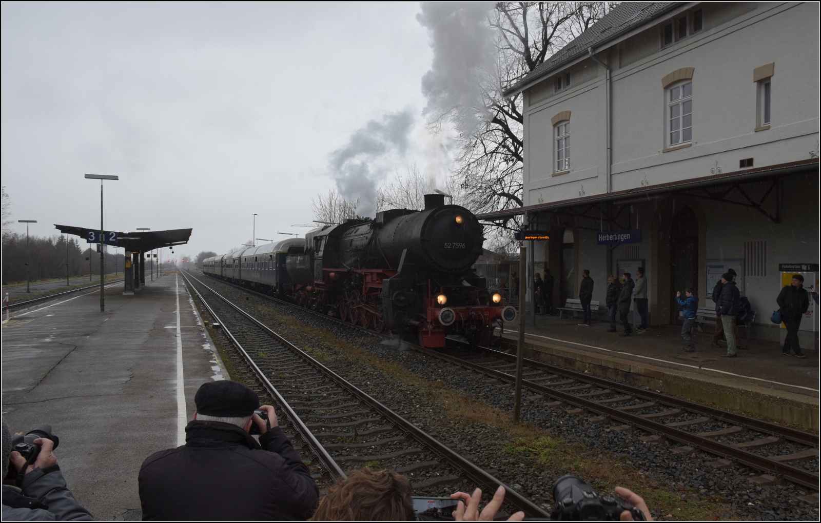 Dreikönigsfahrten 2024.

Einen Zuschlag für die Reisenden gab es mit einer Fluchtfahrt nach Herbertingen. 52 7596 umfährt vielbeachtet ihren Zug. Januar 2024.