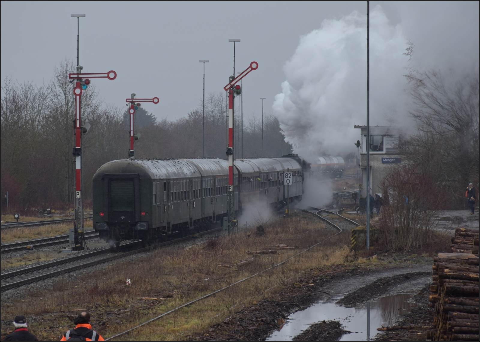 Dreikönigsfahrten 2024.

Überraschende Weiterfahrt von 52 7596 aus Mengen nach Herbertingen. In Mengen ist die Bundesbahnwelt noch in Ordnung, Formsignale sind auch noch da, offenbar sogar ein Gruppenausfahrsignal im Hintergrund. Januar 2024.