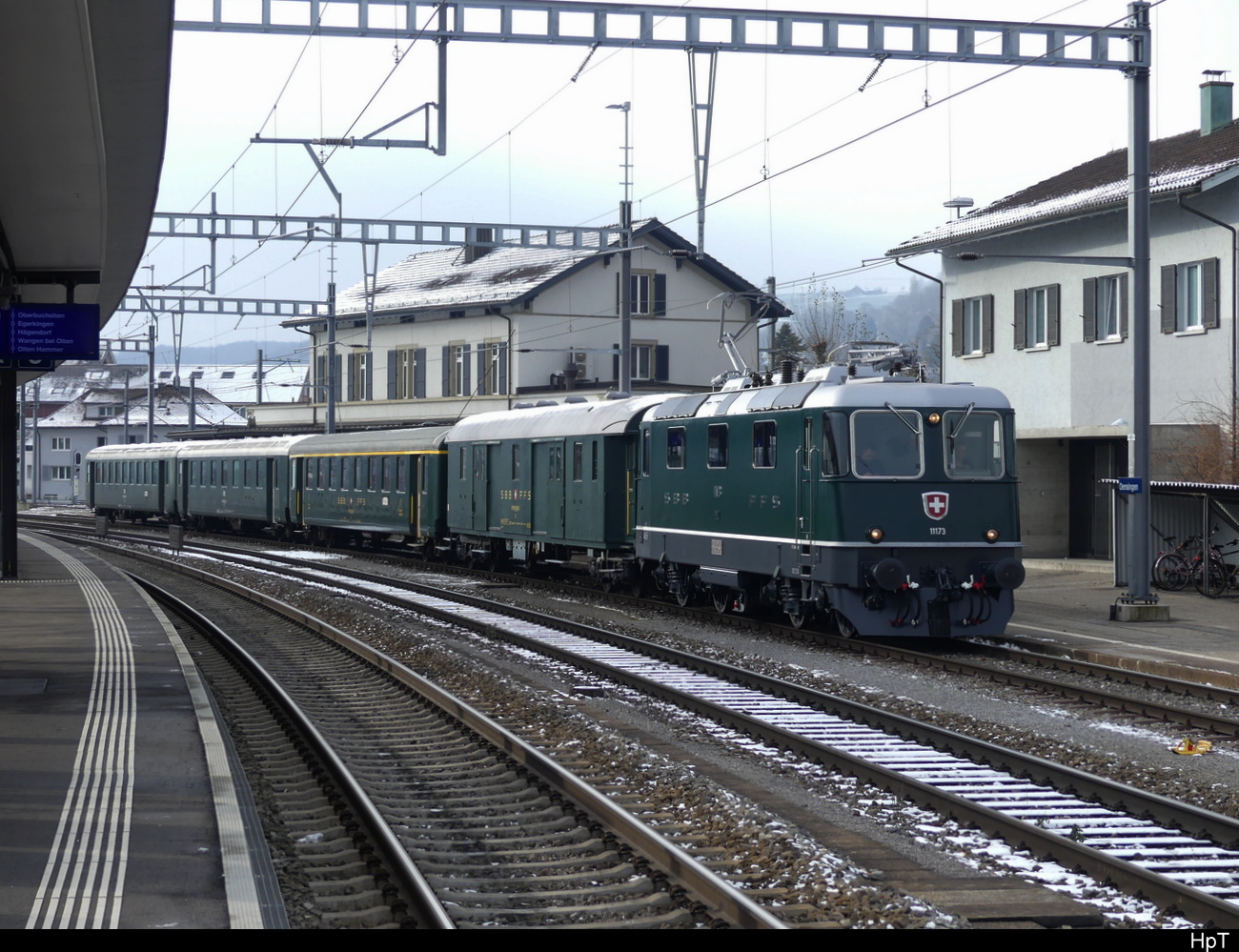DSF - Re 4/4 11173 mit Extrazug im Bahnhofsareal Oensingen am 18.12.2022