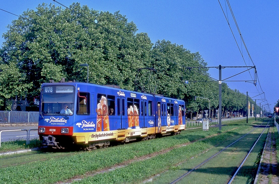 Düsseldorf 4228, Kaiserswerther Straße, 27.07.2002.
