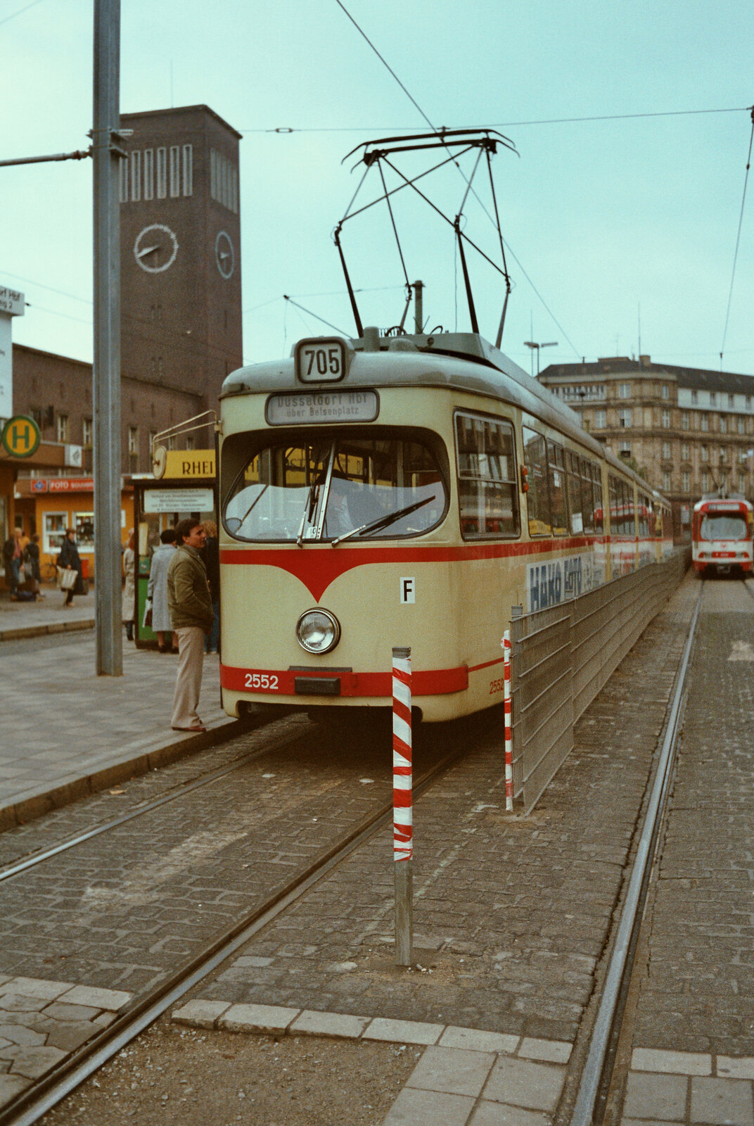 Düsseldorfer Straßenbahn: TW 2552 (Duewag GT8) vor dem Hauptbahnhof der Stadt (1983)