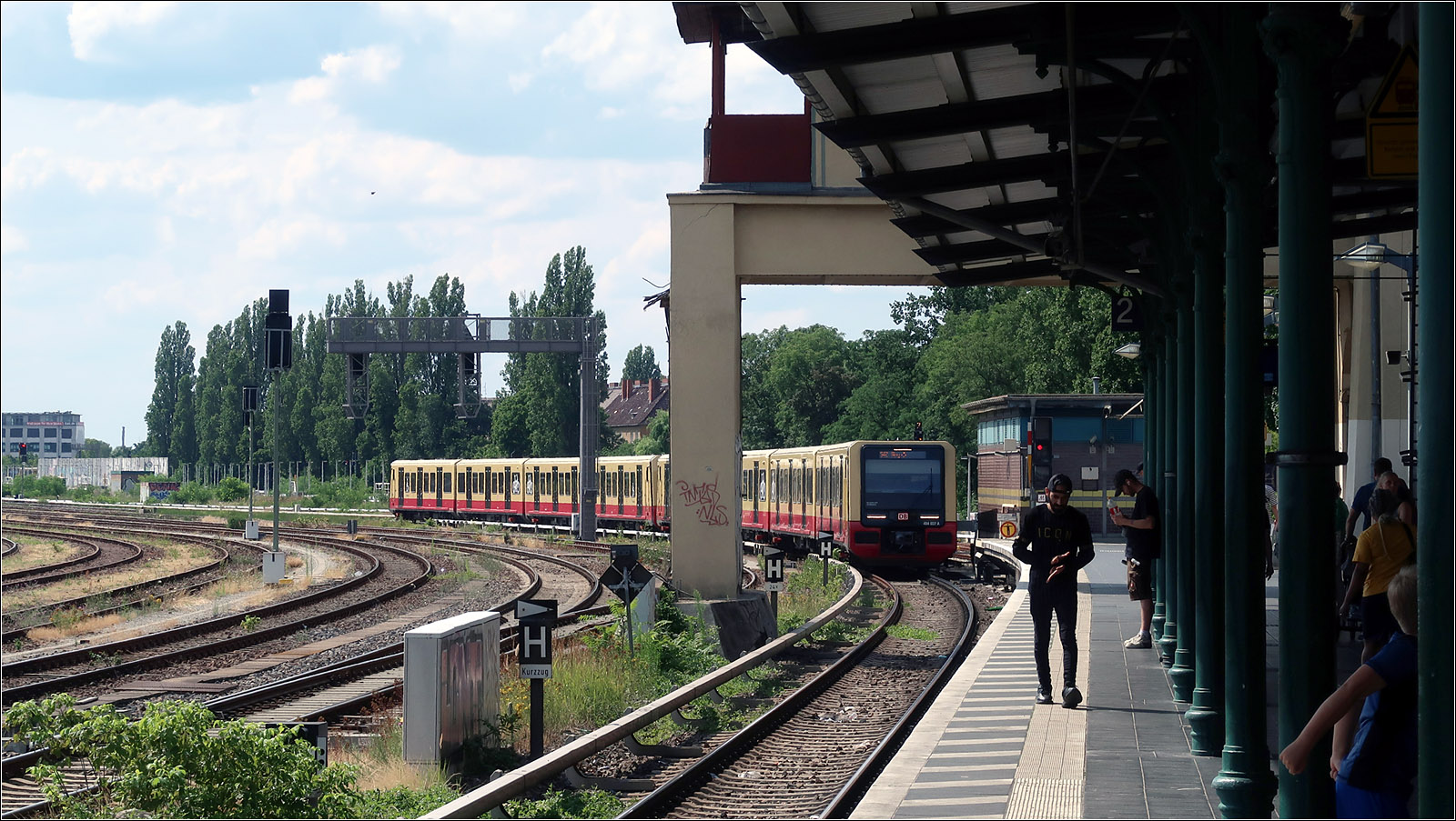 Durch eine Art Tor - 

... kommt ein Zug der Baureihe 484 in den Bahnhof Tempelhof eingefahren. An dieser Station kann in die U6 umgestiegen werden.

14.07.2023 (M) 
