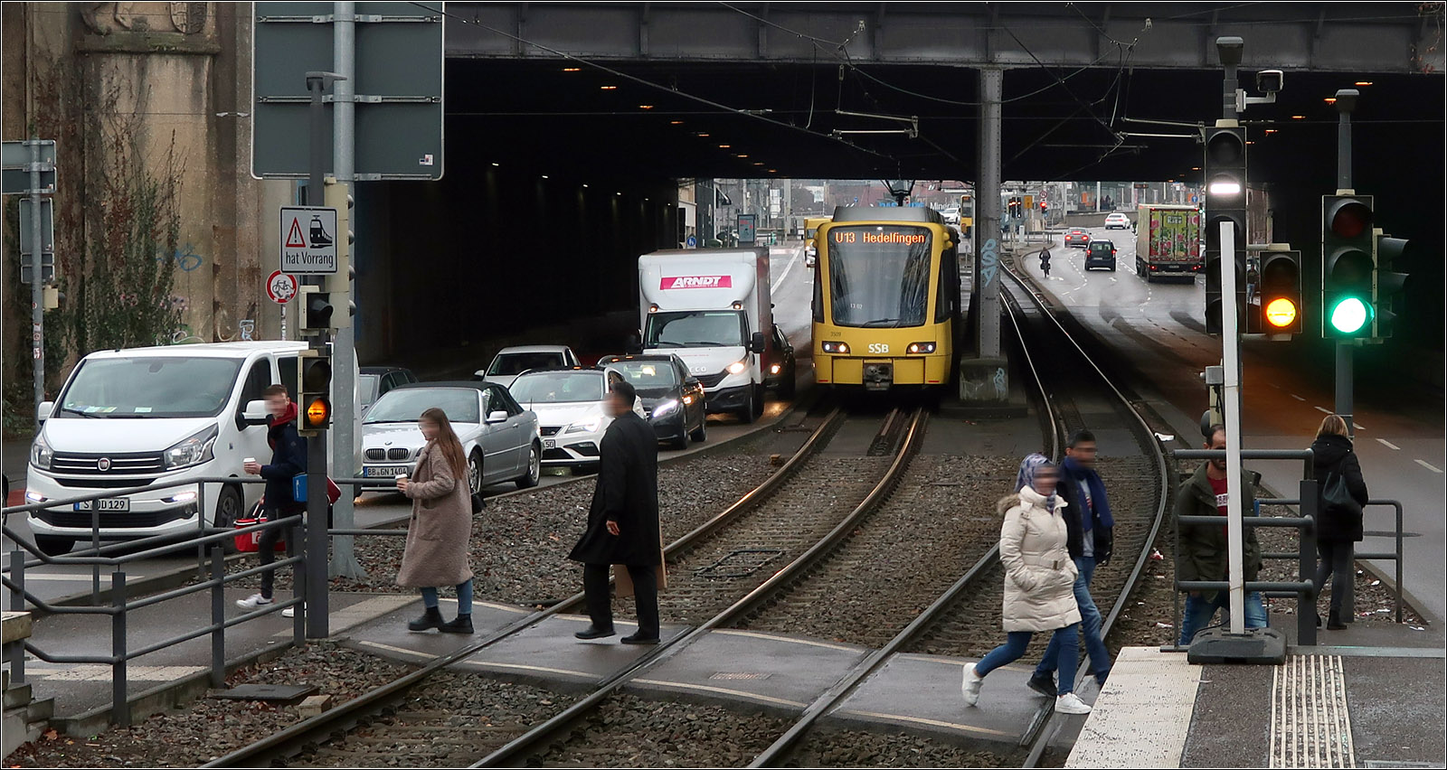 Durch die Bahnunterführung - 

Ein Stadtbahnzug der Linie U3 fährt langsam auf die noch durch einen anderen Zug belegte Haltestelle 'Bad Cannstatt Wilhelmsplatz' zu. Diese Haltestelle wird durch die Linien U1, U2, U13 und U19 bedient und bietet Umsteigemöglichkeiten zu den S-Bahnlinien S1, S2 und S3 sowie zu verschiedenen Metropolexpresslinien.
In der Regel sind die Fußgängerüberwege über die Stadtbahngleise Z-förmig angelegt, damit der Blick der Fußgänger automatisch jeweils in Richtung der Bahnen der jeweiligen Richtung gelenkt wird.

23.02.2023 (M)