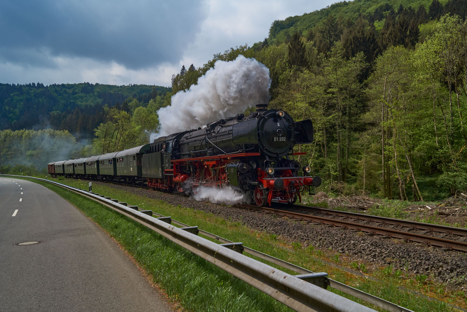 Durch die Eifel nach Gerolstein ging es am 01.05.2018 mit DPE 61936 der von 01 202 gezogen wurde. Hier befand sich der Zug kurz vor dem Bahnhof Daufenbach.