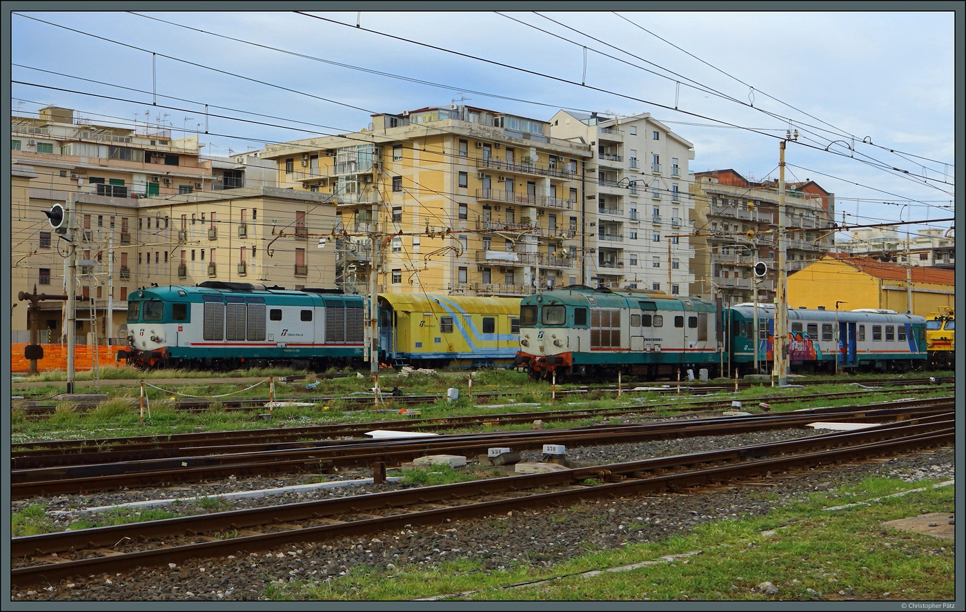 Durch den Einsatz neuer Hybridtriebzüge werden die Einsätze klassischer Dieselzüge auf Sizilien weniger. Am 23.02.2024 steht 345 067-8 der Trenitalia neben einer D445 im Bahnhof Messina Centrale. 
