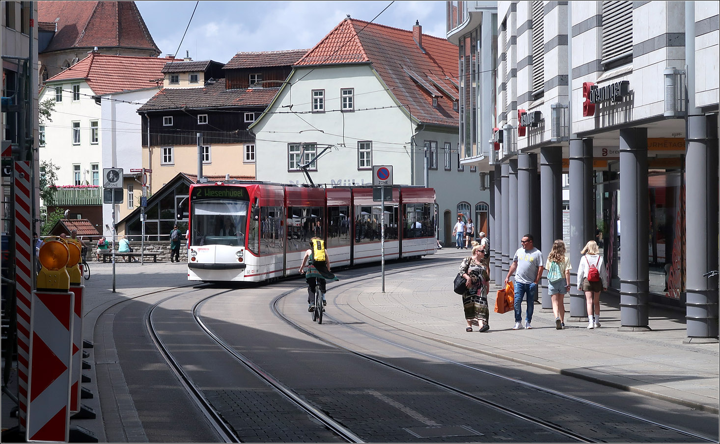 Durch die Innenstadt von Erfurt - 

... ist die Combino Advanced-Tram 645 auf der Linie 2 unterwegs. Die Strecke folgt hier der Schlösserstraße; die Tram befindet sich noch zum Teil auf der Brücke über die Gotha. 

12.07.2023 (M)