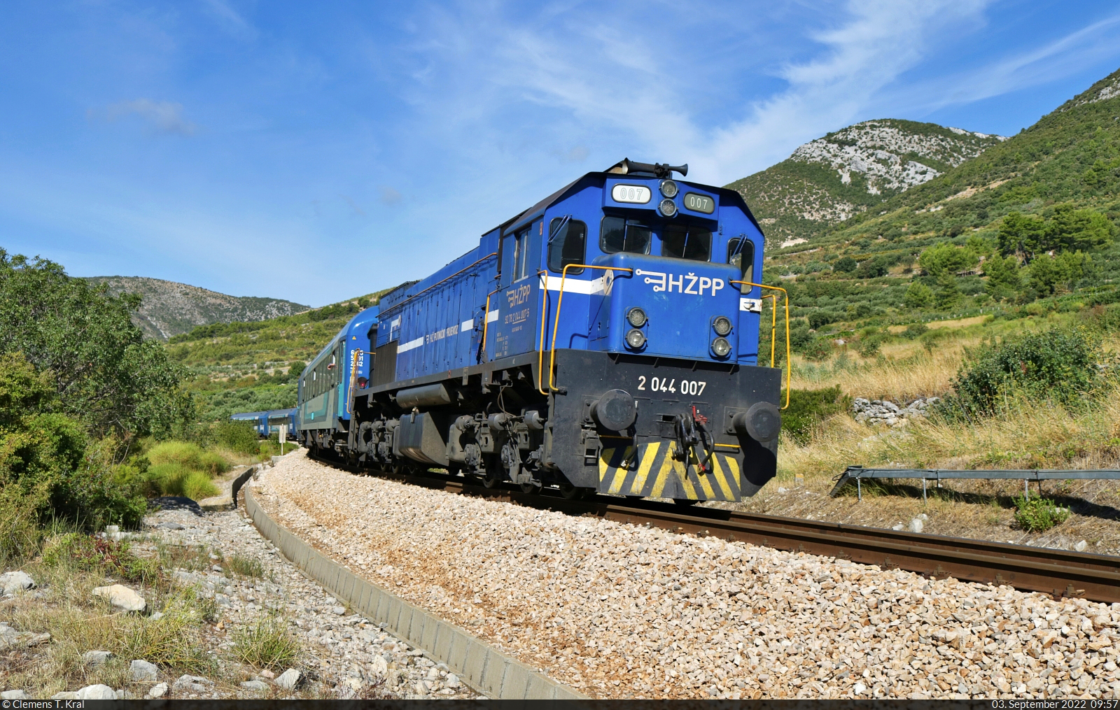 Durch die kräftige Verspätung des Nachtzuges aus Budapest (HU) gelang es noch, ihn trotz eigener verschobener Pläne westlich von Kaštel Stari (HR) aufzunehmen. Die freundliche Fahrdienstleiterin im Bahnhof gab mir bekannt, dass er erst nach dem pünktlichen Nachtzug aus Bratislava (SK) kommen würde.
Mit einem freundlichem Gruß, den ich hiermit zurückgebe, bremst 2044 007 (92 78 2044 007-5 HR-HŽPP | EMD GT22HW-2) die ungarischen Wagen ins Tal bis Split (HR).

🧰 HŽ Putnički prijevoz (HŽPP) | MÁV
🚝 B 1204  Adria  Budapest-Keleti pu (HU)–Split (HR) [+130]
🕓 3.9.2022 | 9:57 Uhr