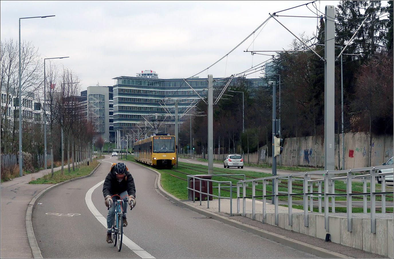Durch die Löwentorstraße - 

... fährt seit 2013 die Stadtbahnlinie U12 nachdem der Mittelstreifen schon seit dem Bau der Straße Ende er 1960ige Jahre für den Bau einer Straßenbahn vorbereitet war. Der Stadtbahnzug wird gleich die Haltestelle 'Züricher Straße' einfahren.

Stuttgart, 28.02.2023 (M)