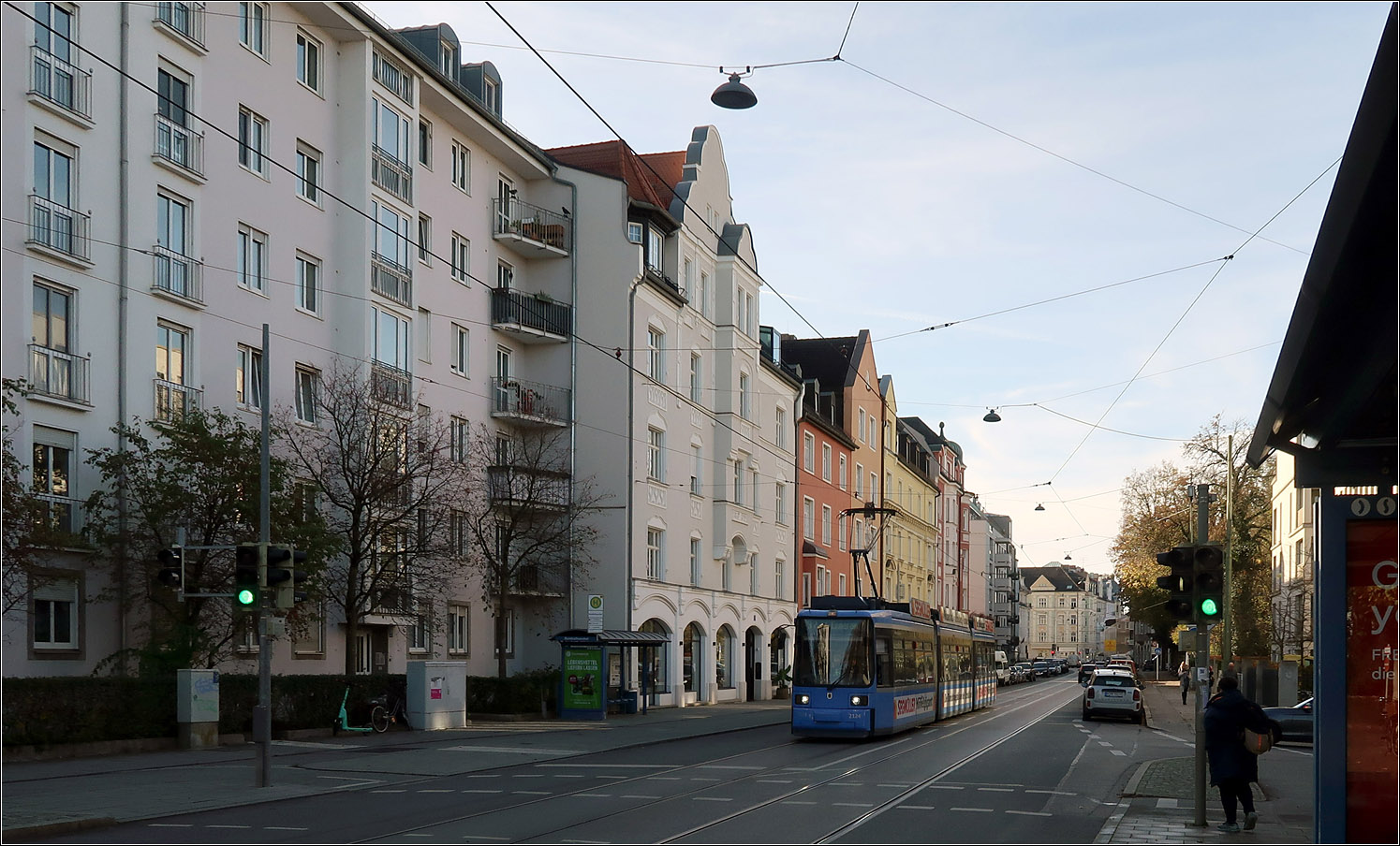 Durch Münchens Straßen - 

Der R-Wagen auf der Linie 37 hält in der Ismaninger Straße an der Haltestelle Bundesfinanzhof.

09.11.2022 (M)