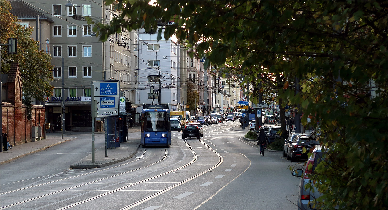 Durch Münchens Straßen - 

In der Tegernseer Landstraße hält ein weiterer R-Wagen der Linie 25 an der Haltestelle Ostfriedhof. Hier kreuzt die Line 18.

09.11.2022 (M)