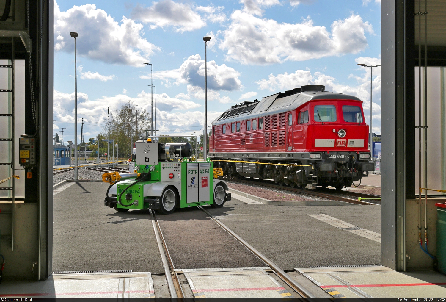 Durch die Tore der Lokwerkstatt geschaut: Unweit der neuen Drehscheibe an der Zugbildungsanlage (ZBA) Halle (Saale) haben sich 233 636-0 (232 636-1 | 132 636-2) und ein Zweiwege-Rangiergerät (Zwiehoff ROTRAC E4) anlässlich des Tags der Schiene versammelt.

🧰 DB Cargo
🕓 16.9.2022 | 12:33 Uhr