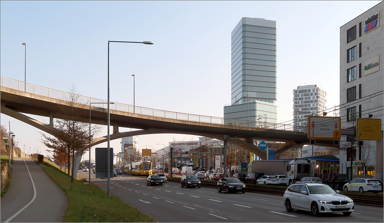 Durch einer der übelsten Straßen Stuttgarts - 

... fahren auch die Stadtbahnlinien U7 und U15. Die Heilbronner Straße nördlich des Pragsattels nimmt den Verkehr gleich zweier Bundesstraßen auf, die B10 und die B27. Sie wurde sechsspurig ausgebaut nachdem eine autobahnähnliche Trasse am Fuße eines Weinberges gescheitert ist. 
Die Züge der Stadtbahn fahren aber völlig unbehindert vom Stau der Autos und LKWs zügig durch diesen Abschnitt. Die Front des U15-Zuges erreicht noch etwas Sonne, bevor die Bahn in den Schatten der Bürohäuser eintaucht.
 
Rechts oben sind zwei Hochhaus-Neubauten auf dem Pragsattel zu sehen.

01.03.2023 (M)


