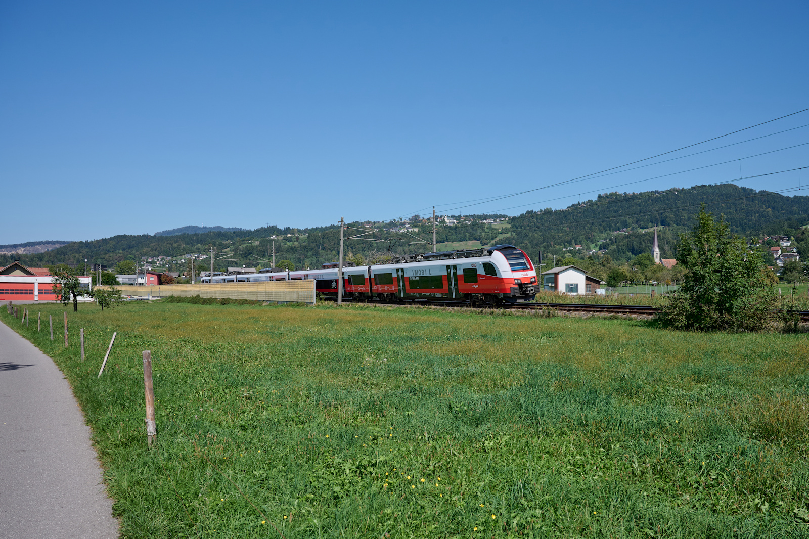 Durch das Vorarlberger Rheintal f�hrt die Linie R5 des Vorarlberger Verkehrverbundes von St. Margrethen nach Feldkirch. Am 08.09.2026 war 4748 009 als R 25855 auf dem Weg nach Feldkirch und hat gerade Schwarzach verlassen.