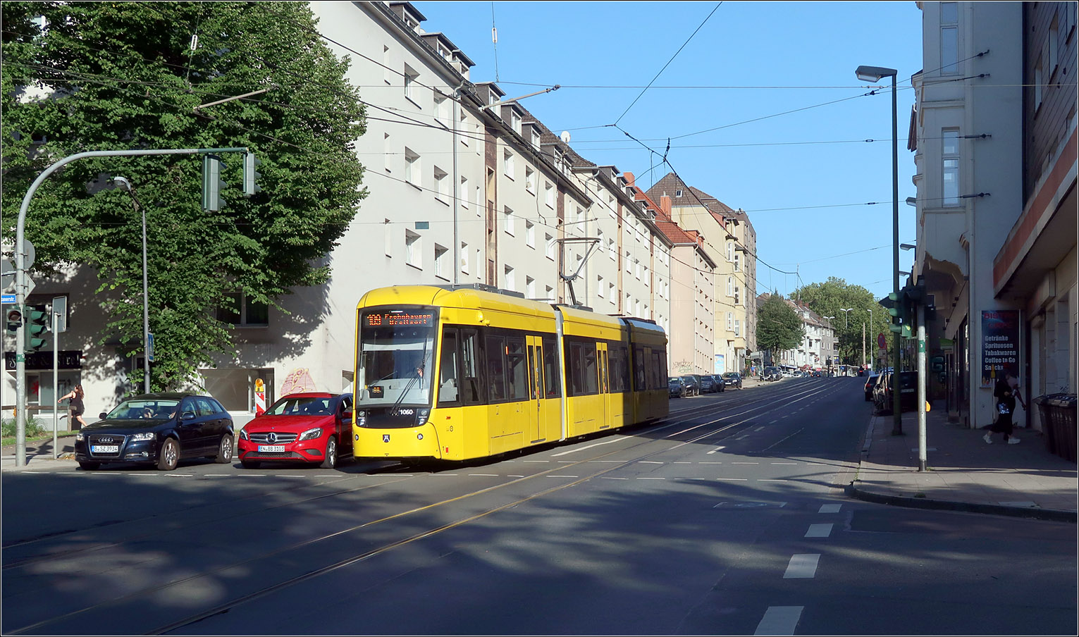 Durchaus ein starkes Gefälle - 

... hat die Steeler Straße in Essen. Hier setzt sich Alstom Flexity M8D-NF4 1016 nach einem Ampelhalt wieder in Bewegung und wird gleich die Bahnstrecke Essen - Bochum unterqueren. Wäre der Stadtbahnbau in Essen fortgesetzt worden, wäre die Strecke nach Steele in einen Tunnel mit sieben Stationen verlegt worden mit einer oberirdischen Endstation am S-Bahnhof Steele.

23.08.2023 (M)
