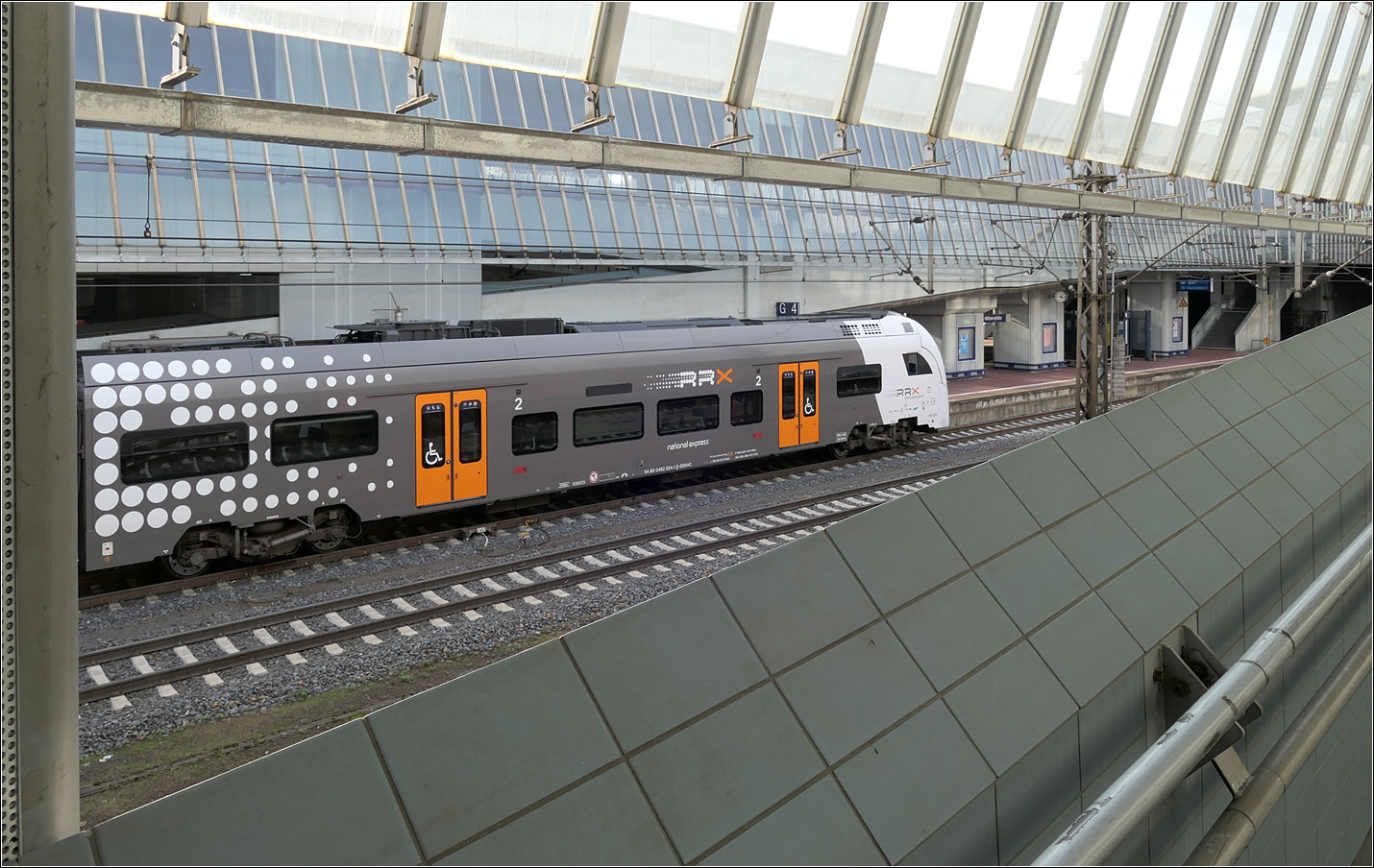 Durchblick zum Zug - 

... von einer der Zugangsrampe zu den Bahnsteigen im Bahnhof Kassel-Wilhelmshöhe. Auf Gleis 4 steht ein Siemens Desiro HC RRX.

20.03.204 (M)