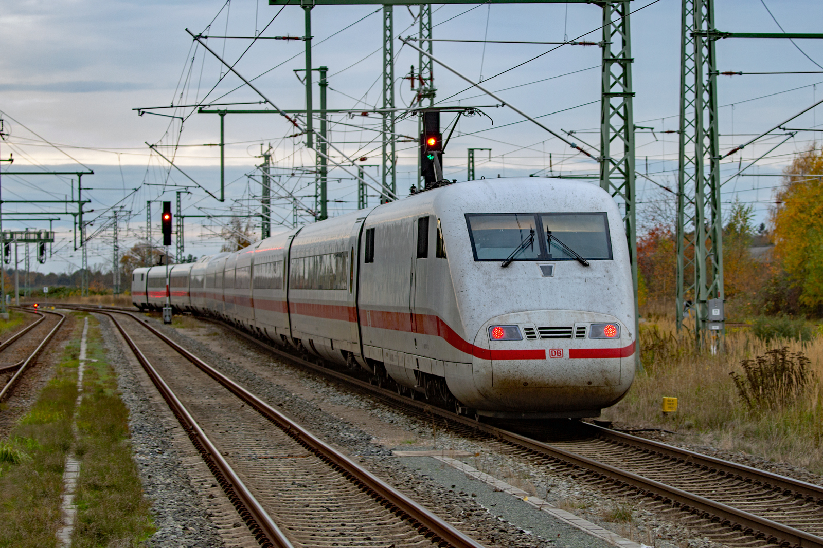 Durchfahrender ICE auf Gleis 2 in Bergen auf Rügen mit Farbwechsel des Ausfahrsignals von Fahrt- auf  Haltstellung. - 29.10.2022

