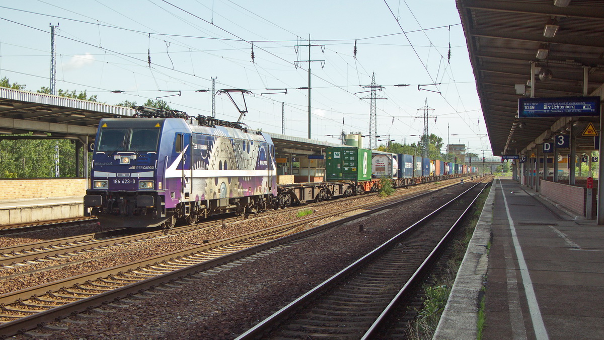 Durchfahrt 186 423-0 mit einem Containerzug durch den Bahnhof BER Terminal 5 (Schönefeld) am 13. August 2013.