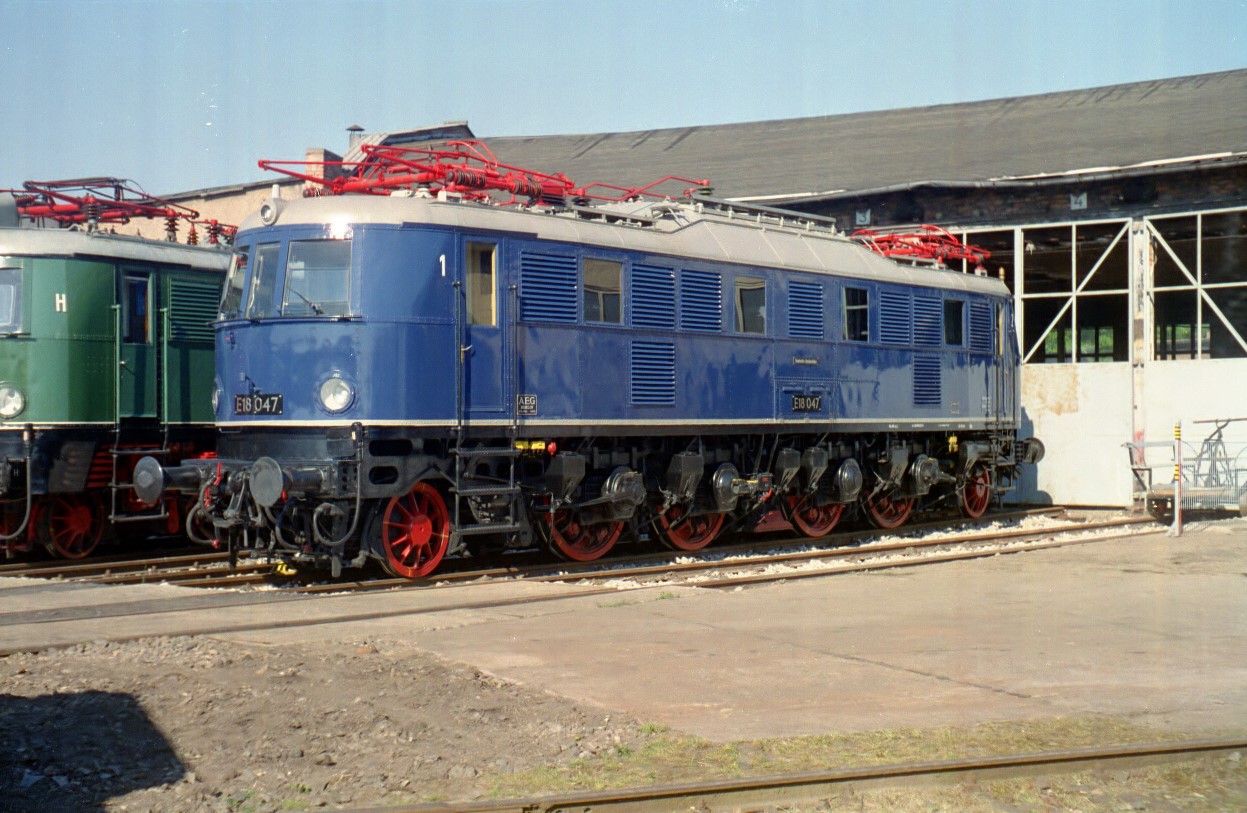 E 18 047 im Eisenbahnmuseum Weimar, fotografiert im Mai 2005
