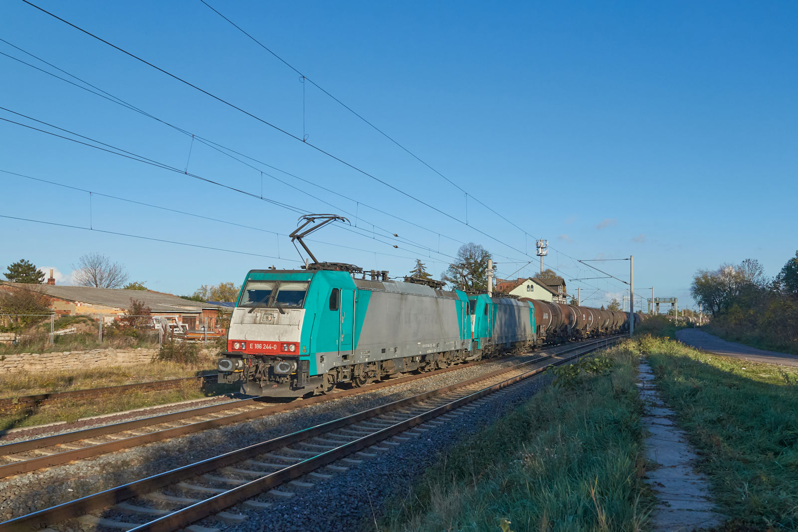 E 186 244 fuhr am 05.11.2022 mit einer weiteren E 186 und einem Kesselwagenzug durch Vieselbach in Richtung Erfurt. 