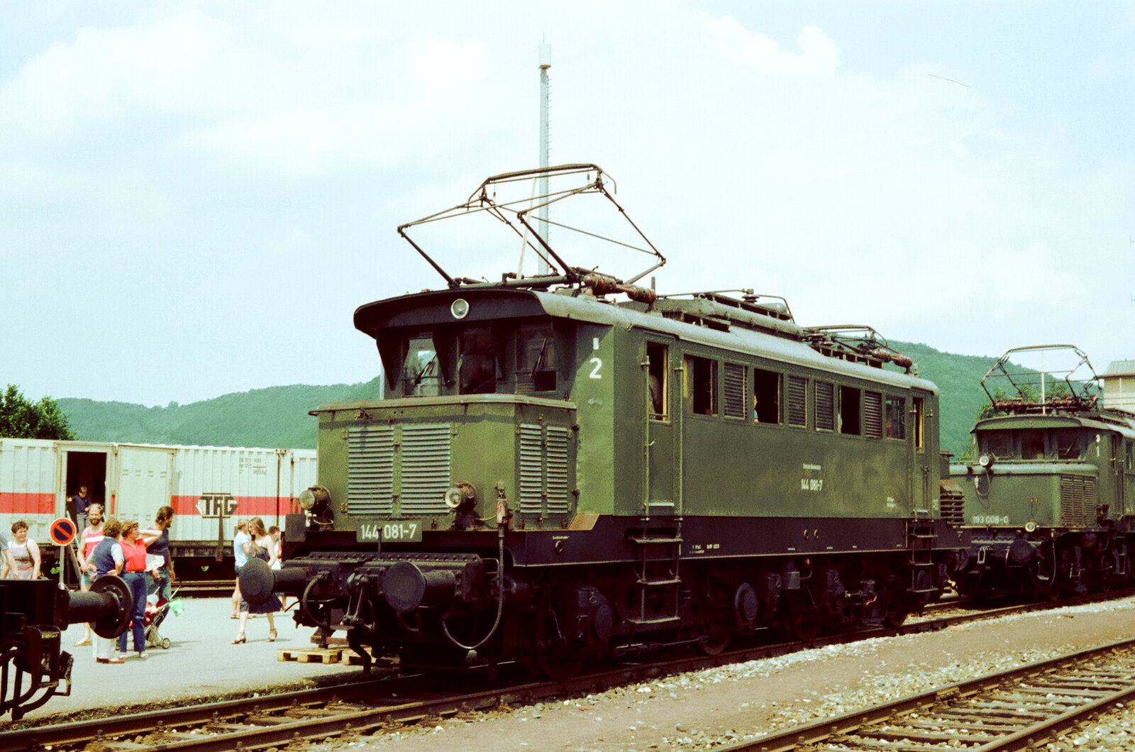 E-Lok 144 081-7 (DB) bei einer Sonderveranstaltung in Geislingen (Steige).(26.06.1983)
