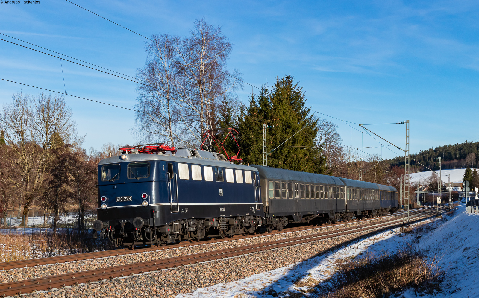 E10 228 mit dem DLr 24344 (Konstanz - Schorndorf) bei St.Georgen 14.1.24