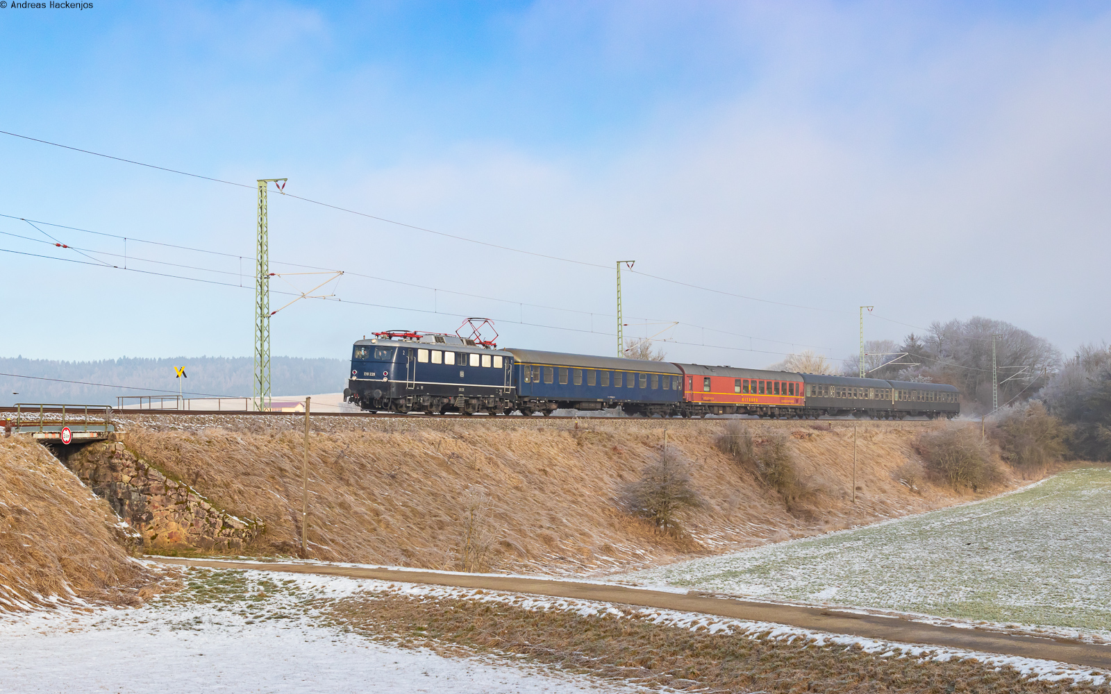 E10 228 mit dem DPE 74310 (Konstanz - Freiburg Hbf) bei Unadingen 13.1.24