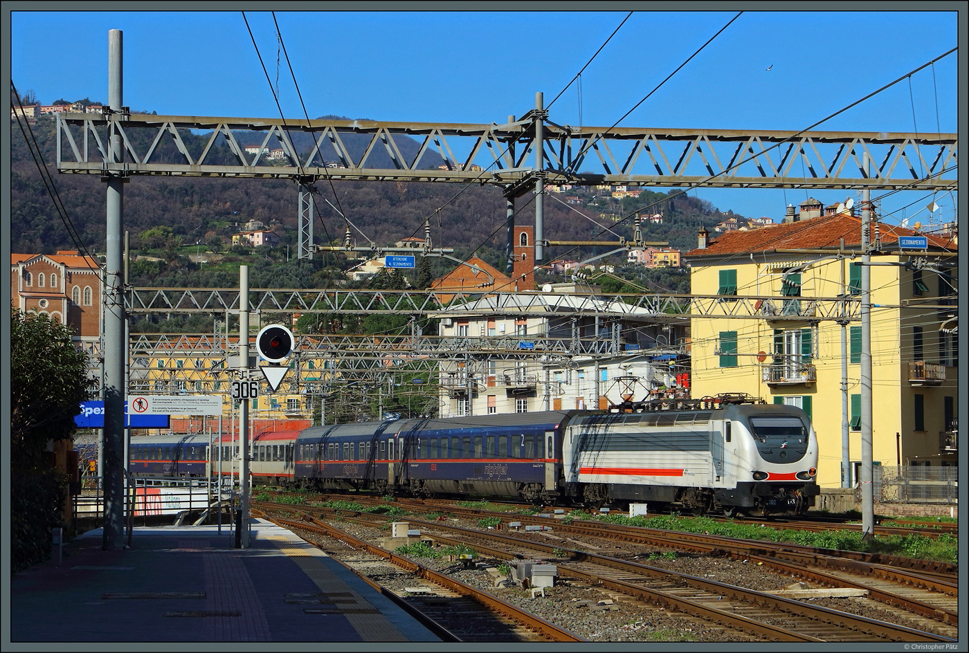 E402 173 der Trenitalia erreicht am 19.02.2024 mit dem EN 233 aus Wien den Endbahnhof La Spezia. Mit dabei sind die Kurswagen aus München, die in Villach angekuppelt wurden.
