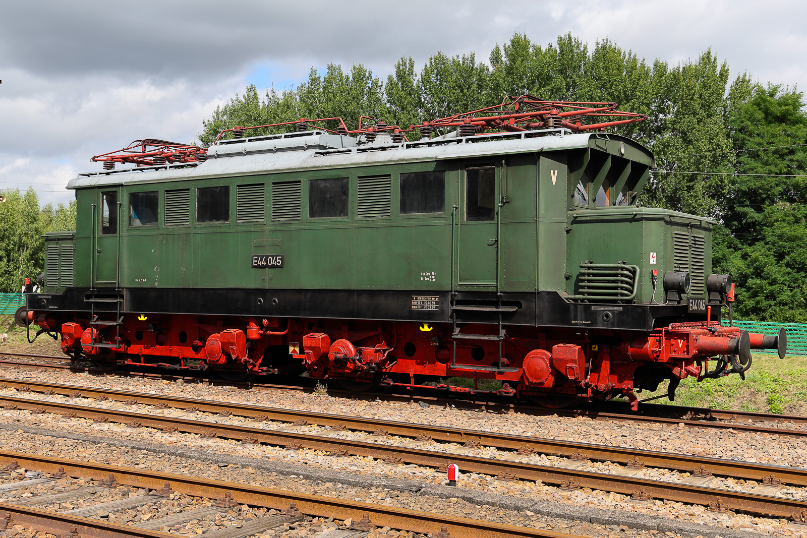E44 045 gut im Gleisbereich des Sächsischen Eisenbahnmuseum in Chemnitz-Hilbersdorf beim 33. Heizhausfest abgestellt am 23. August 2026.