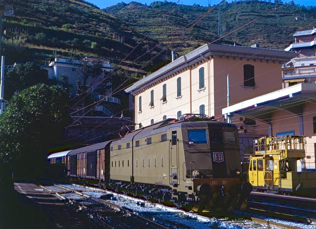 E645 015 durchfhrt am 10.09.1993 den Bahnhof Riomaggiore, die Strecke verluft hier nur wenige Meter nicht im Tunnel. Die Linie entlang des Cinque Terre gehrt zu den Spannendsten Europas.