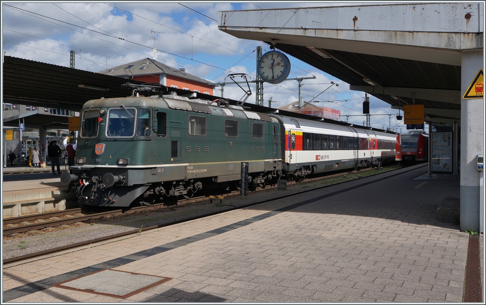 Ebenfalls international und bunt zeigte sich Singen (Htw), hier mit der SBB Re 4/4 II 11161 in ihrer grünen Lackierung mit einem IC Stuttgart -Zürich welche die letzte grüne Personenverkehr Re 4/4 II hier übernommen hat. Die grüne Farbe ist übrigens NICHT die Ursprungs-Lackierung der Re 4/4 II 11161, die Lok wurde 1967 in TEE Farben ausgeliefert und bekam erst nach dem Ende des TEE-Einsatzes 1981/82 die heutige grüne Lackierung.

19. September 2022 

   