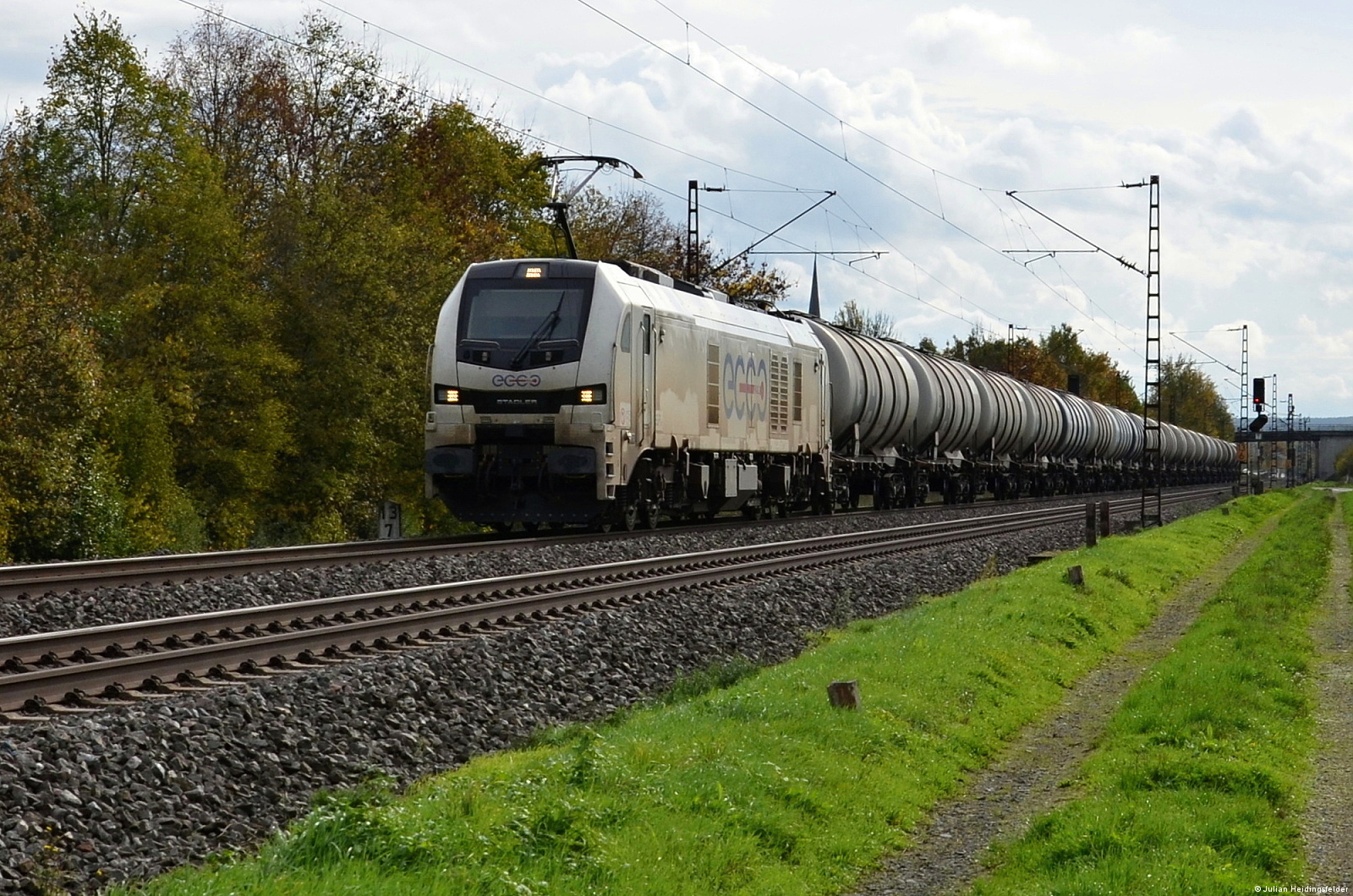 Ecco Rail Eurodual 159 218-7 D-RCM fährt mit ihrem Kesselwagenzug in Richtung Retzbach-Zellingen. Die Lok ist noch genauso dreckig als ich sie das letzte mal bei Gunzenhausen gesehen habe. Thüngersheim 01.11.2022