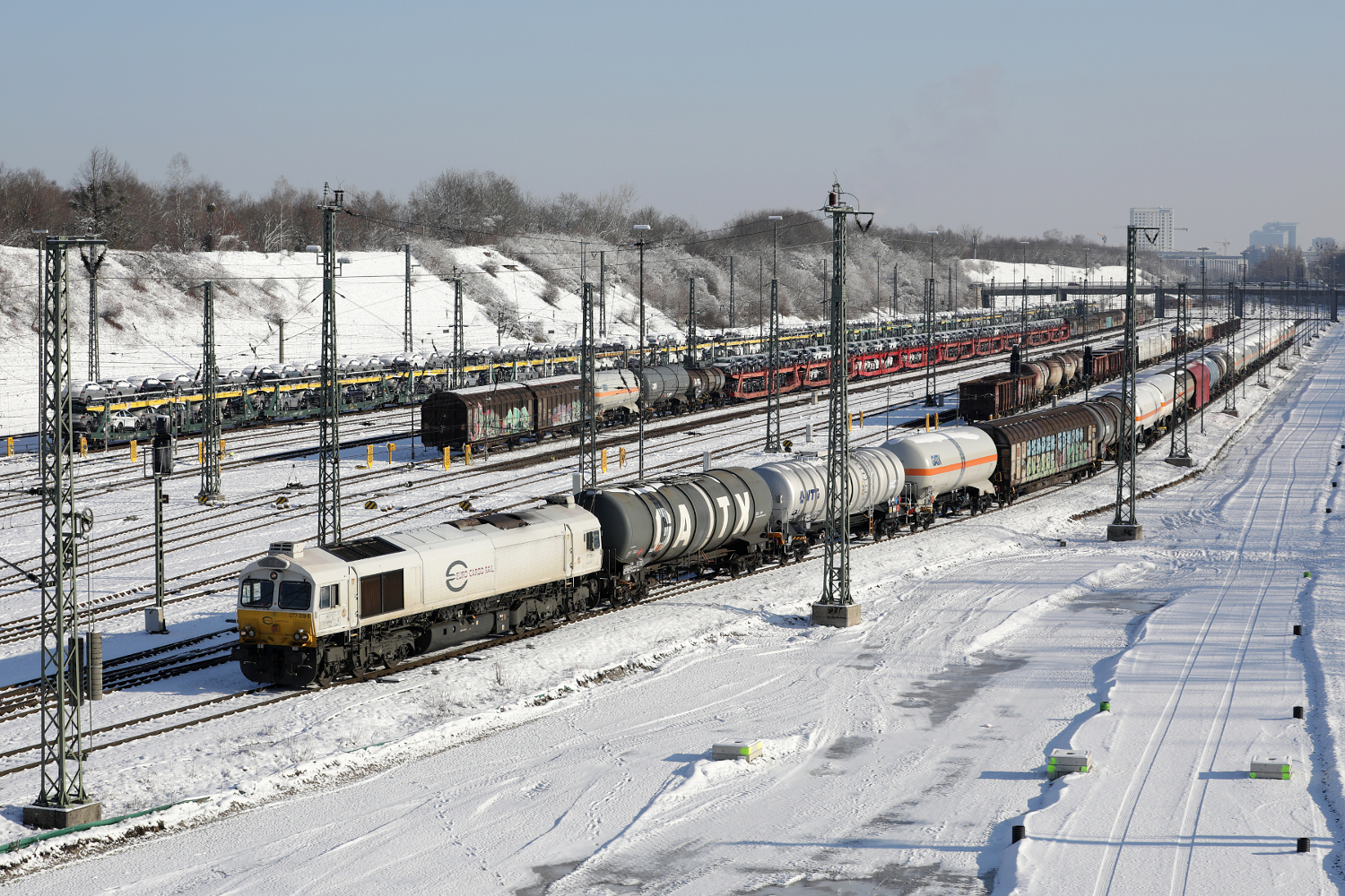 ECR 077 019-3 verlässt mit ihrer Fuhre die Ausfahrgruppe des winterlichen Rangierbahnhofs München Nord, 09.01.2024