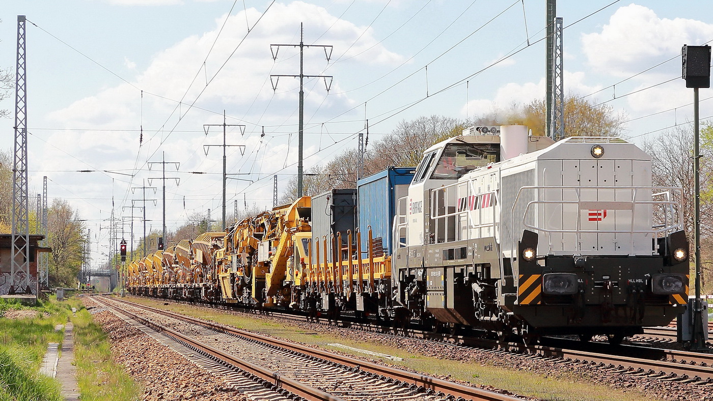 Eiffage Infra-Rail GmbH, Bochum mit der Vossloh DE 18 Lok (NVR:  92 80 4185 013-4 D-ERD) bei der Durchfahrt durch Diedersdorf auf dem südlichen Berliner Ring am 26. April 2022.
