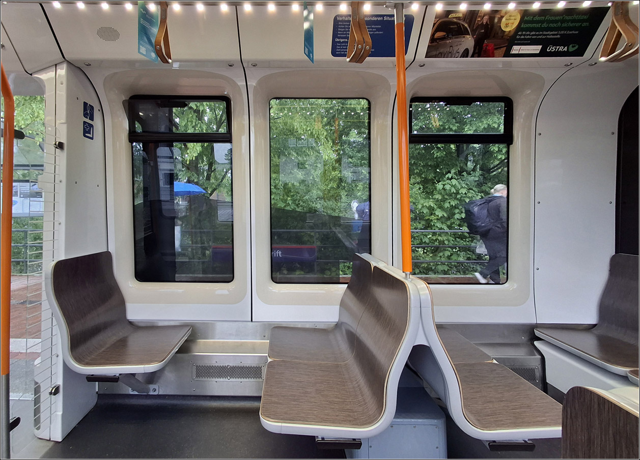 Eigenwillige Fenster -

Ungew�hnlich ist das Hochformat der Fenster der dritten Stadtbahngeneration, der Serie 3000 in Hannover. Leider ist auch hier wie so oft die Sitzanordnung nicht ganz auf die Fenster abgestimmt.

05.05.2026 (M)