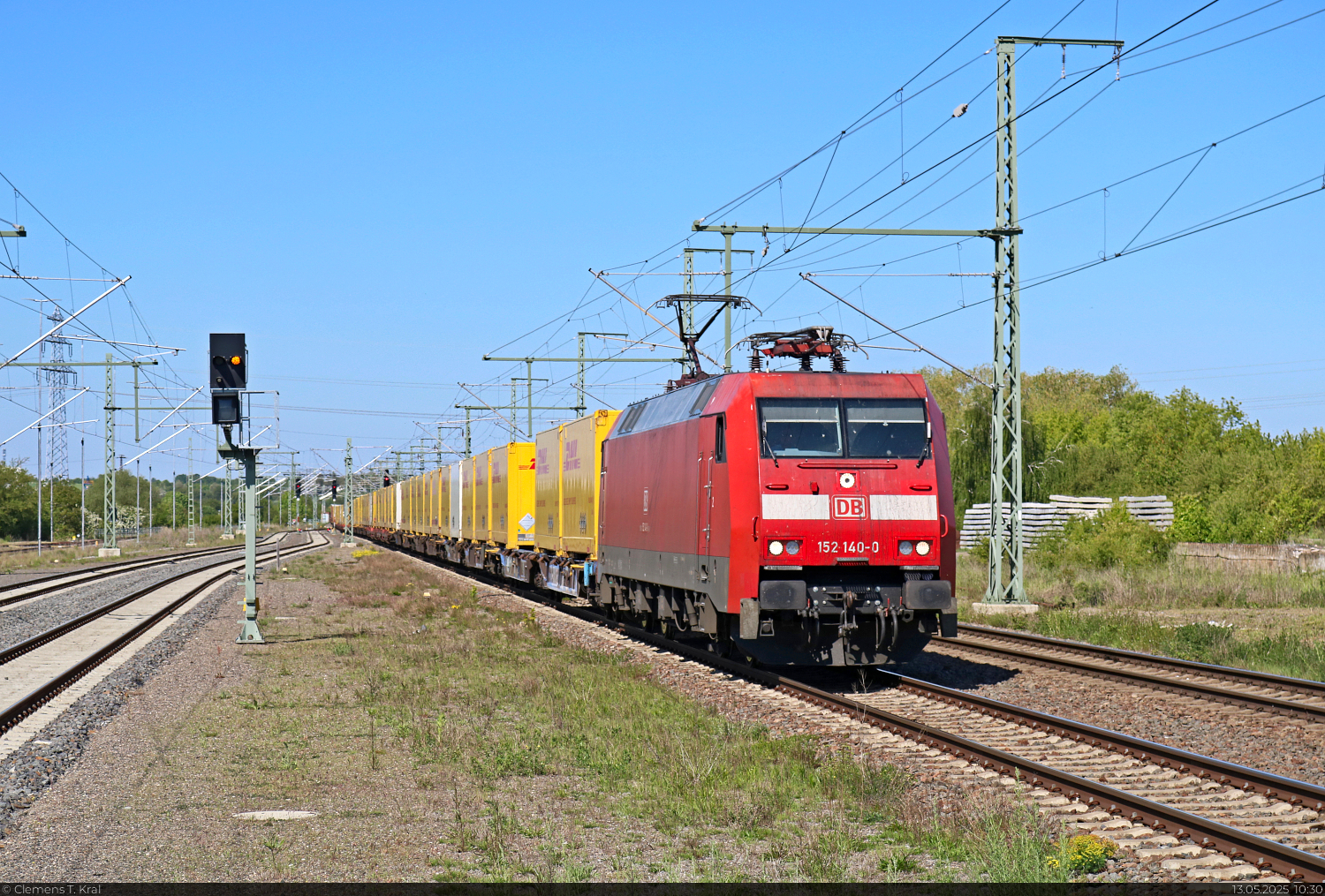 Eilige Paketsendung: Der umgeleitete DHL-Containerzug ist mit 152 140-0 (Siemens ES64F) im Bahnhof Angersdorf Richtung Halle Rosengarten unterwegs.
Das Foto entstand vom Ende des Bahnsteigs 2/3.

🧰 DB Cargo
🕓 13.5.2025 | 10:30 Uhr