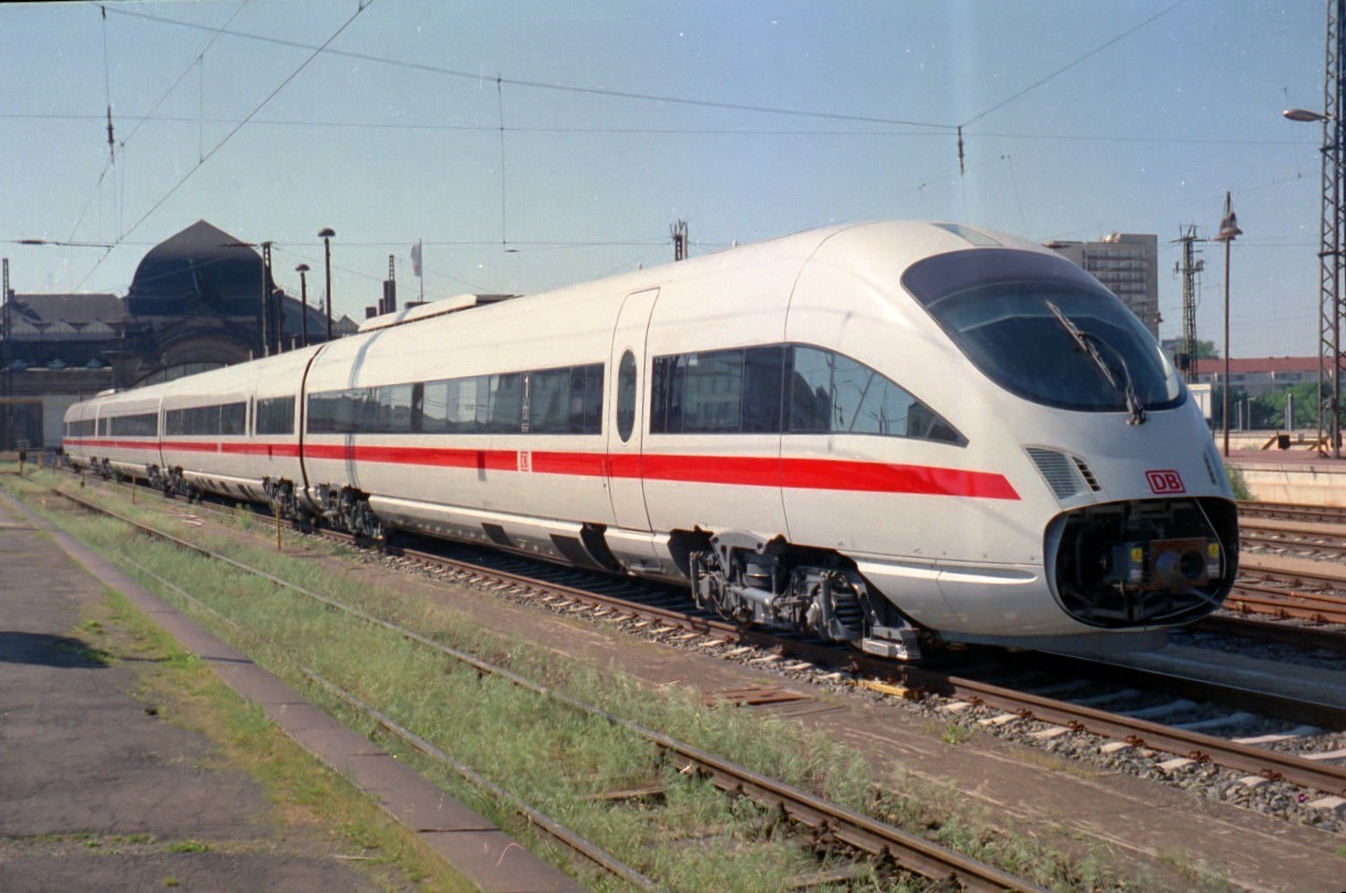 ein 605 mit unbekannter Nummer, abgestellt im Juni 2000 auf der Ostseite des Dresdner Hauptbahnhofes