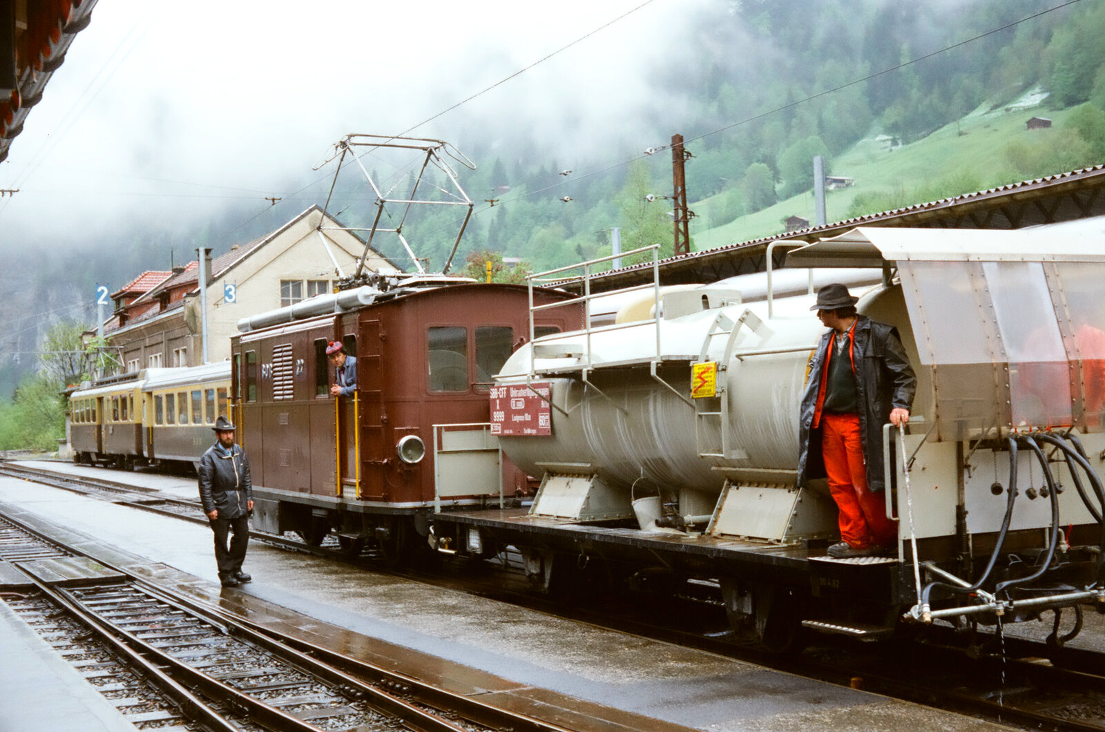 Ein Arbeitszug der BOB mit der schon sehr alten Elektrolok HGe 3/3 Nr.24 (Zahnradlokomotive von 1914) am  Bahnhof von Lauterbrunnen (1983). Eine etwas  neuere  Schwesterlok von ihr, HGe 3/3 Nr.29 kann in Chaulin als Museumslok bewundert werden. 