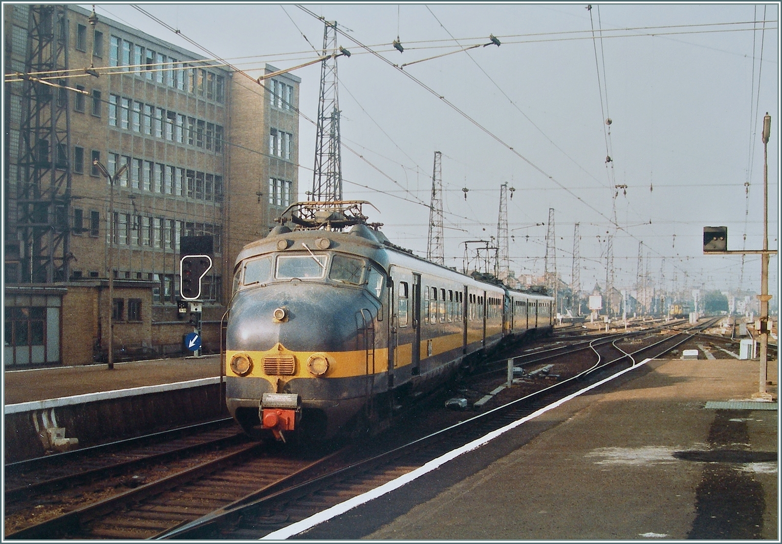 Ein aus zwei NS Mat'57 gebildeter Zug erreicht Bruxelles Midi. Der Zug wird in der Folge nach Amsterdam zurück fahren. 

Analogbild vom 26. Juni 1984