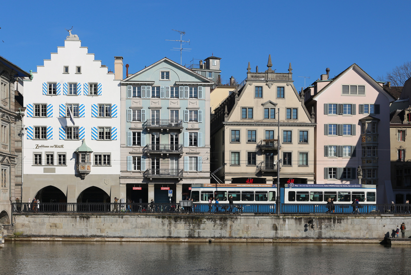 Ein Be 4/6 der Linie 15 bei der Haltestelle Rathaus am 04.03.2018.