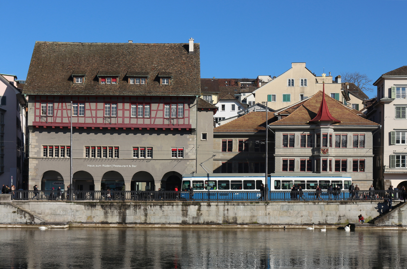 Ein Be 4/6 der Linie 15 zwischen Helmhaus und Rathaus am 04.03.2018.