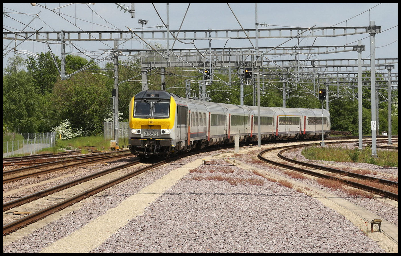 Ein belgischer Intercity fährt hier am 24.5.2023 auf dem Weg nach Brüssel Midi um 15.24 Uhr mit der SNCB Lokomotive 1353 durch den Bahnhof Kleinbettingen in Luxemburg.