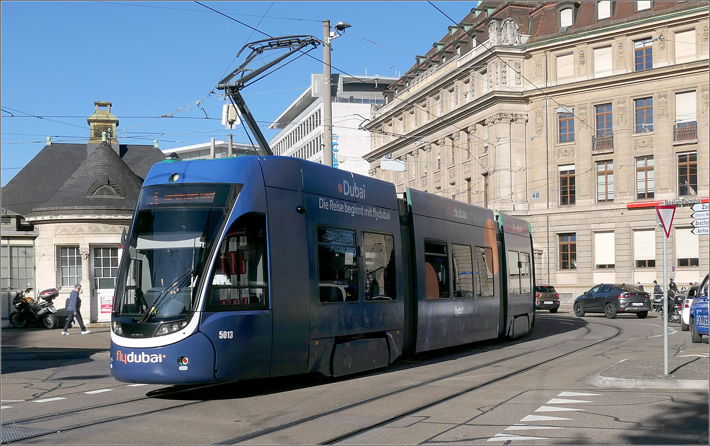Ein blauer Flexity 2 Tram - 

... bei der Abfahrt von der Haltestelle Aeschpatz. Hinter dem Scheibenwischer kann einen weiteren Mitfahrer an aussichtsreicher Position erkennen. Grüße auch an den freundlichen Fahrer des Trams.

Basel, 18.09.2022 (M)