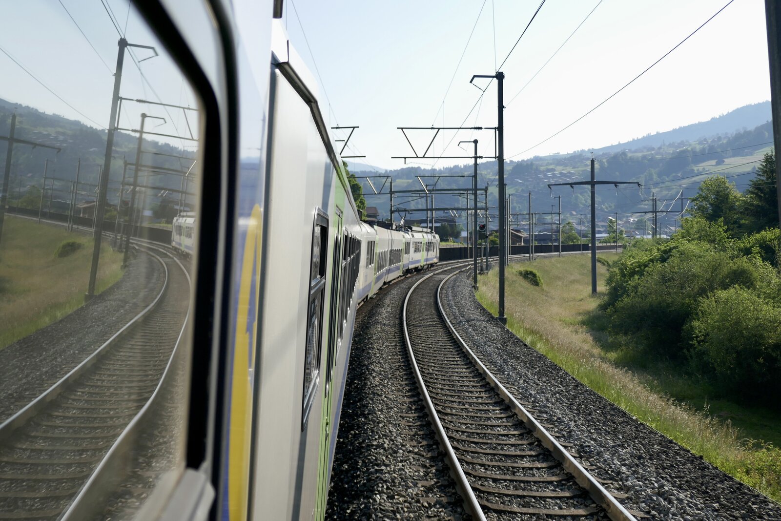 Ein Blid aus dem BLS ABt 971 mit dem führenden RBDe 565 731  Bümlpiz + Holligen  am 6.6.23 kurz vor Reichenbach i.K.