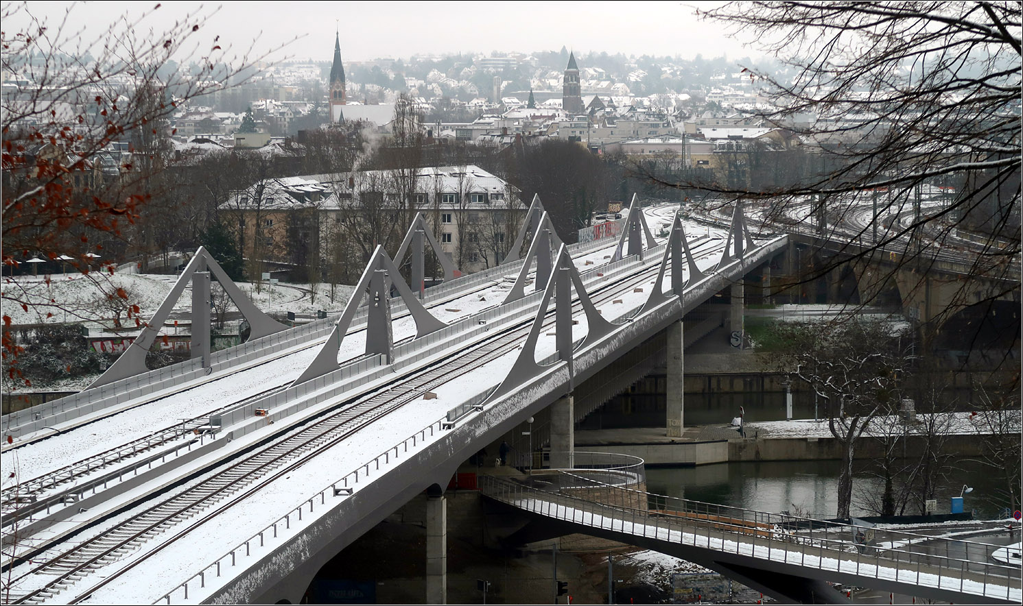 Ein Brücke mit Segel - 

Die dünne Schneeschicht gibt der neuen Neckarbrücke in Stuttgart-Bad Cannstatt eine andere Wirkung.

22.01.2023 (M)