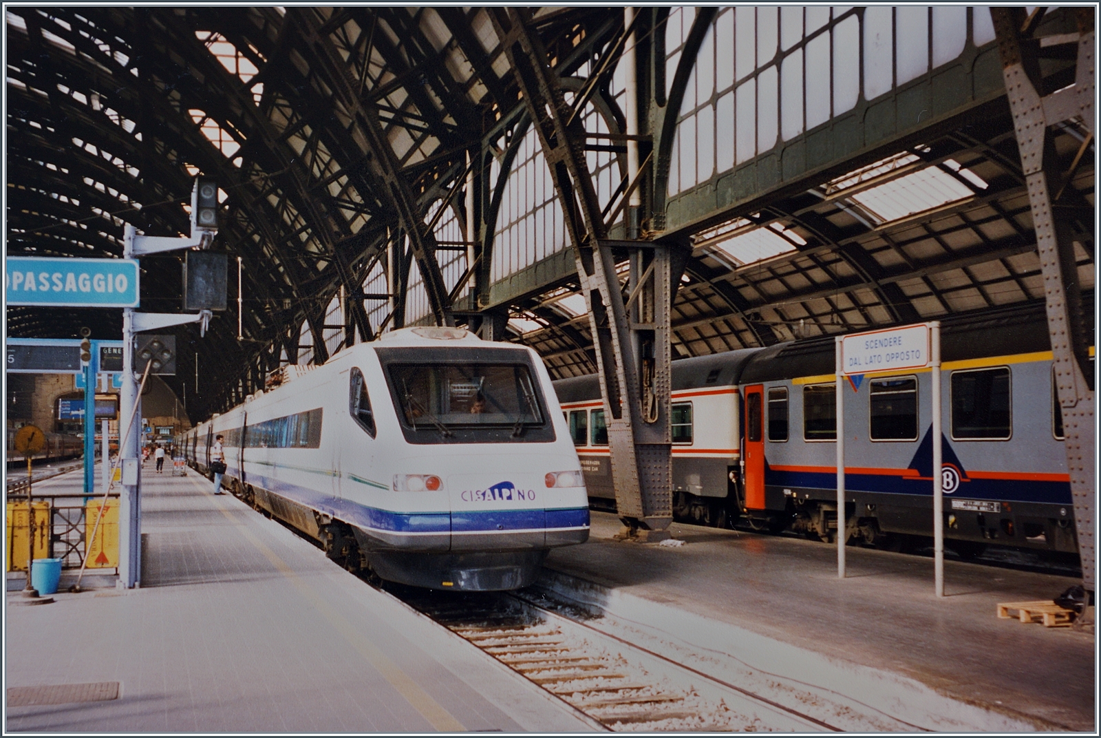 Ein CIS ETR 470 wartet in Milano Centrale auf die Abfahrt in Richtung Norden.

Analogbild vom 28. Juni 1997
