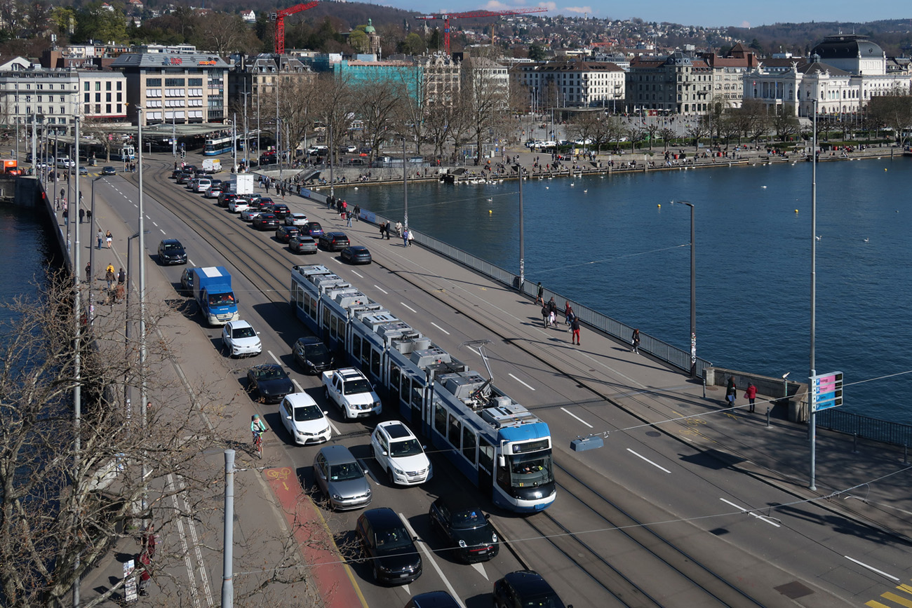 Ein Cobra Be 5/6 der Linie 9 auf der Quaibrücke in Zürich zwischen Bellevue und Bürkliplatz. Von einem Riesenrad gesehen am 05.04.2023.