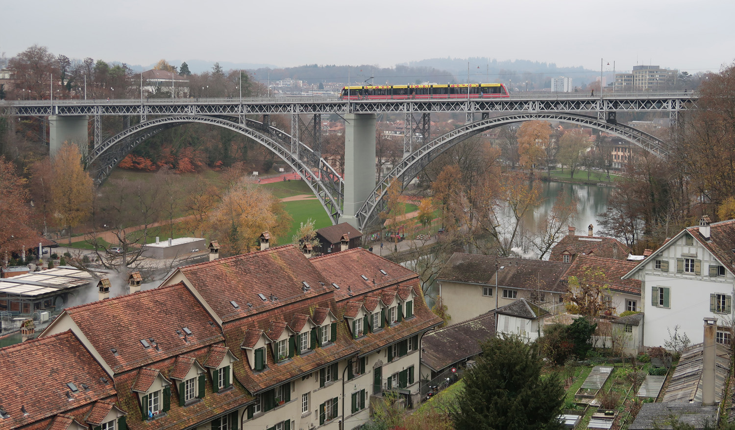 Ein Combino Be 6/8 der Linie 8 auf der Kirchenfeldbrücke in Bern, zwischen Zytglogge und Helvetiaplatz am 03.12.2022.